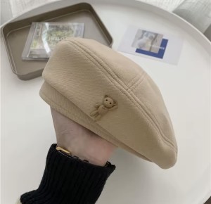 Beret z misiem beżowy